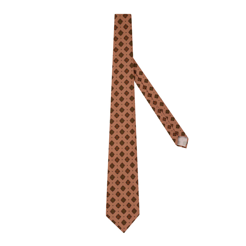 Christian Weilert Krawatte Alba d'Autunno – 7-Fold Ancient-Madder-Seide mit Rautenblüten in Oliv und Orange auf Altrosa, Vorderansicht