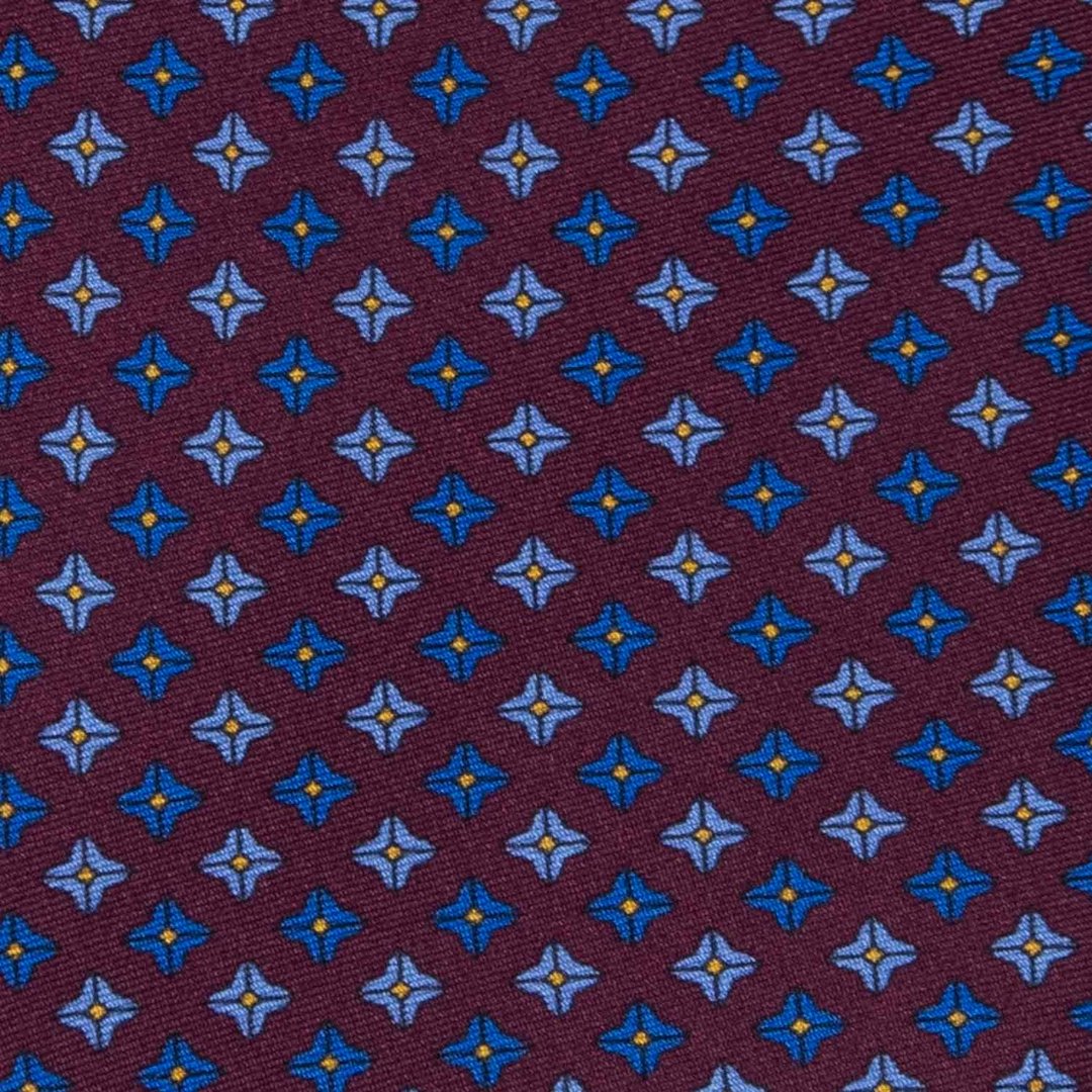 Bordeauxrote Seidenkrawatte mit quadratischen Punkten in Blau und Grau