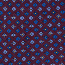 Bordeauxrote Seidenkrawatte mit quadratischen Punkten in Blau und Grau